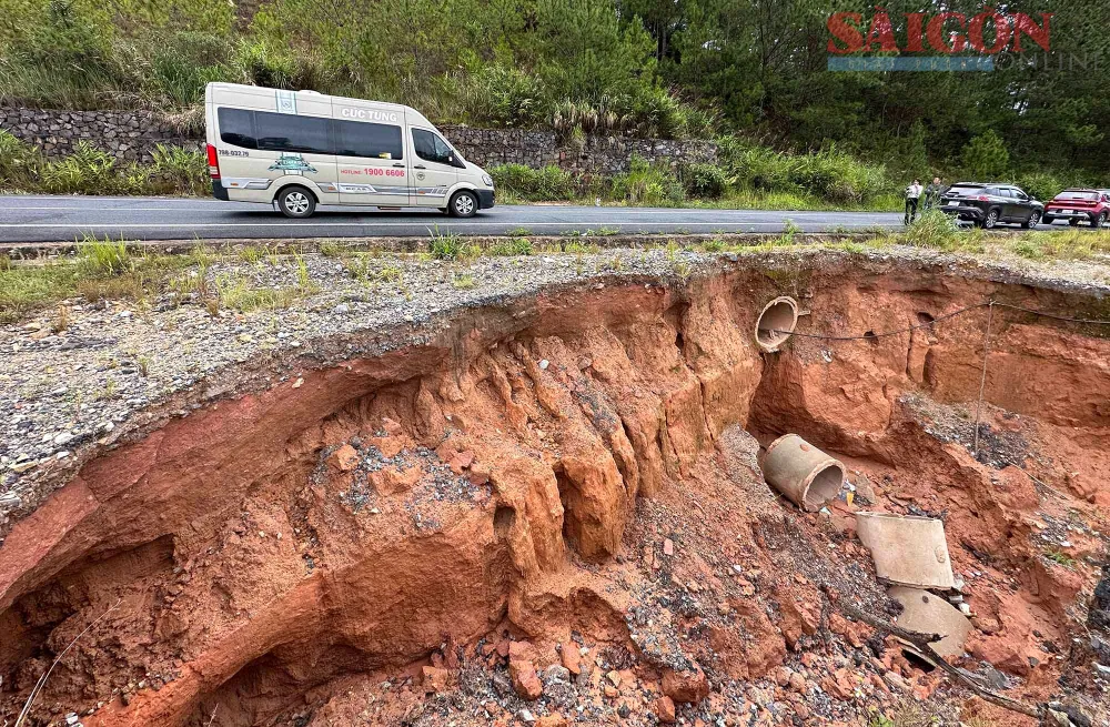 Một vị trí khác trên Quốc lộ 27C qua xã Đạ Chais, huyện Lạc Dương bị mới sạt lở. Ảnh: ĐOÀN KIÊN