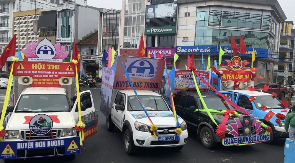 Các đội tuyên truyền lưu động đến từ các trung tâm văn hoá - thông tin và thể thao