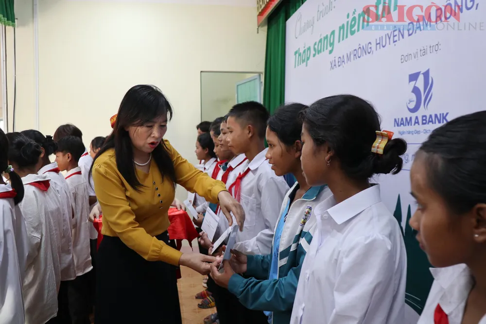 Đại diện Phòng GD-ĐT huyện Đam Rông trao học bổng cho học sinh tại chương trình. Ảnh: ĐOÀN KIÊN