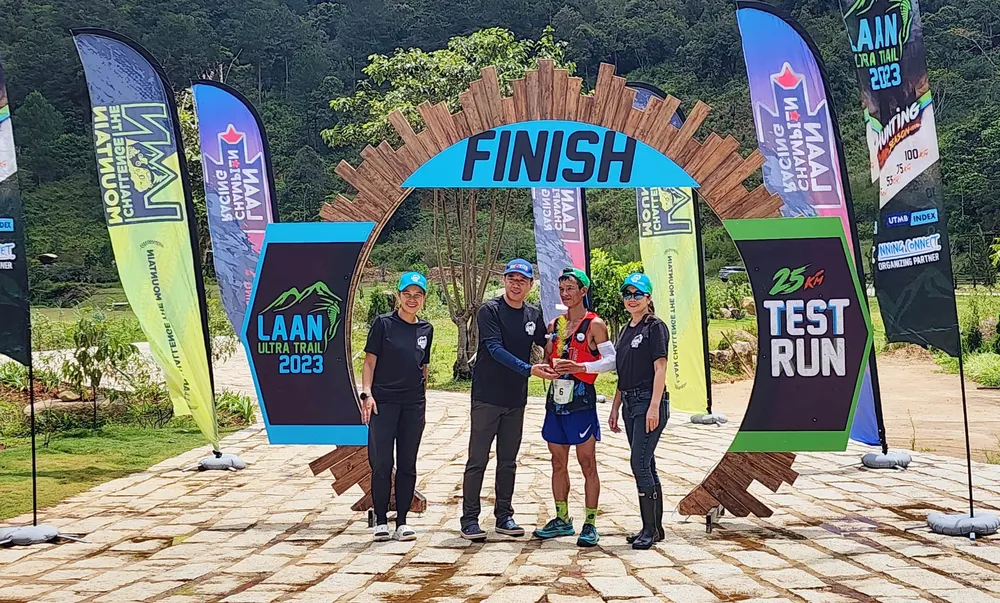 Vận động viên về đích tại buổi chạy thử cự ly 25km