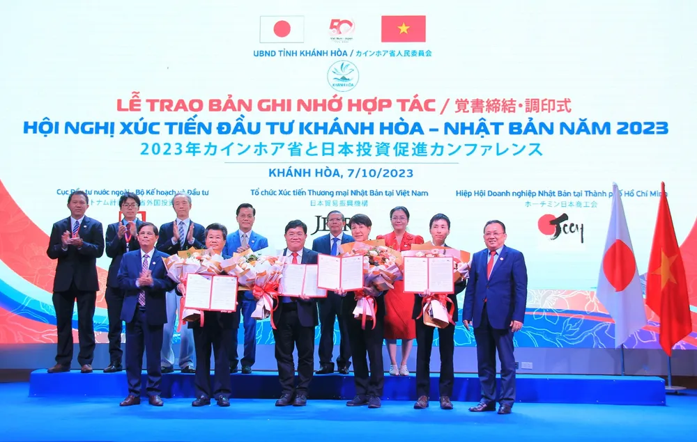 Đại diện tỉnh Khánh Hòa và nhà đầu tư Nhật Bản ký bản ghi nhớ hợp tác. Ảnh: CÔNG NHÂN