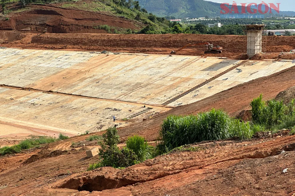 Công trình hồ chứa nước Đông Thanh đang thi công phần đập. Ảnh: ĐOÀN KIÊN