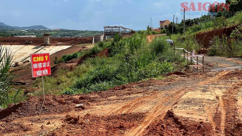 Đường dẫn vào thôn Đông Anh bị sạt lở. Ảnh: ĐOÀN KIÊN