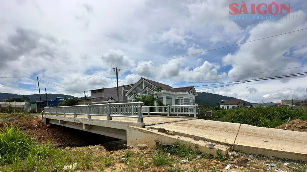 Hiện dự án hồ chứa nước Ta Hoét mới chỉ thi công được hạng mục đường và cầu giao thông. Ảnh: ĐOÀN KIÊN