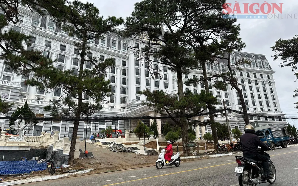 Công trình đang trong giai đoạn gấp rút hoàn thiện. Ảnh: ĐOÀN KIÊN