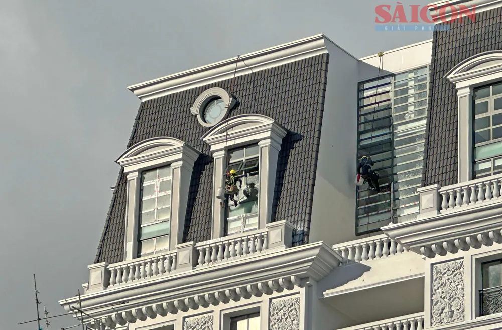 Công nhân hối hả hoàn thiện các hạng mục của khách sạn. Ảnh: ĐOÀN KIÊN