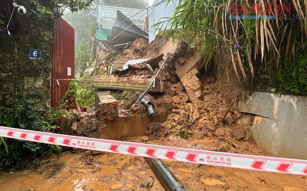 Hiện trường xảy ra vụ việc, đất đá chắn hoàn toàn lối đi. Ảnh: ĐOÀN KIÊN