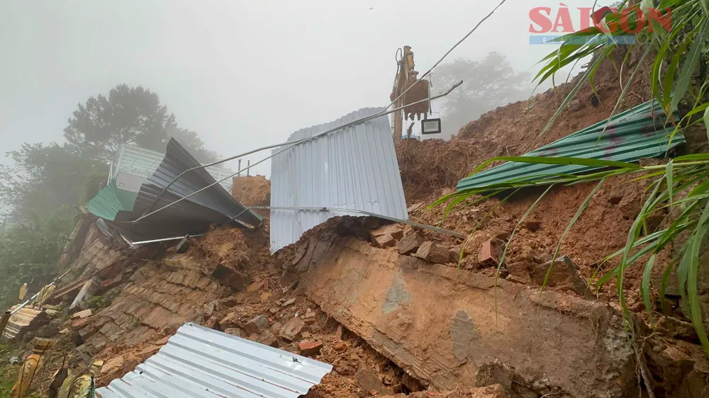 Toàn bộ bờ taluy đổ sập xuống dưới. Ảnh: ĐOÀN KIÊN