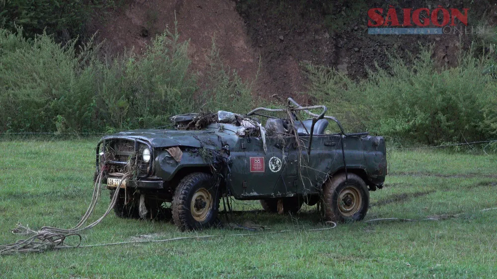 Xe ô tô bị lũ quét cuốn trôi Xe ô tô bị lũ quét cuốn trôi