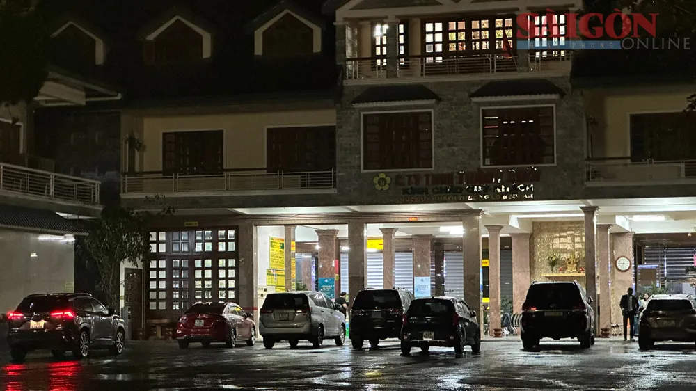 Bến xe số 5 Lữ Gia (bến xe của Cty TNHH Thành Bưởi), đường Lữ Gia, phường 9, TP Đà Lạt, tỉnh Lâm Đồng hoạt động bình thường tối 26-10. Ảnh: ĐOÀN KIÊN