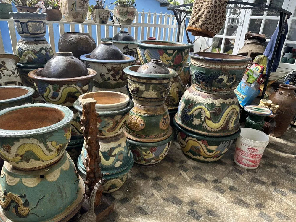 Nhiều đồ sành sứ phát hiện tại khu trọ của Trương Văn Thắng