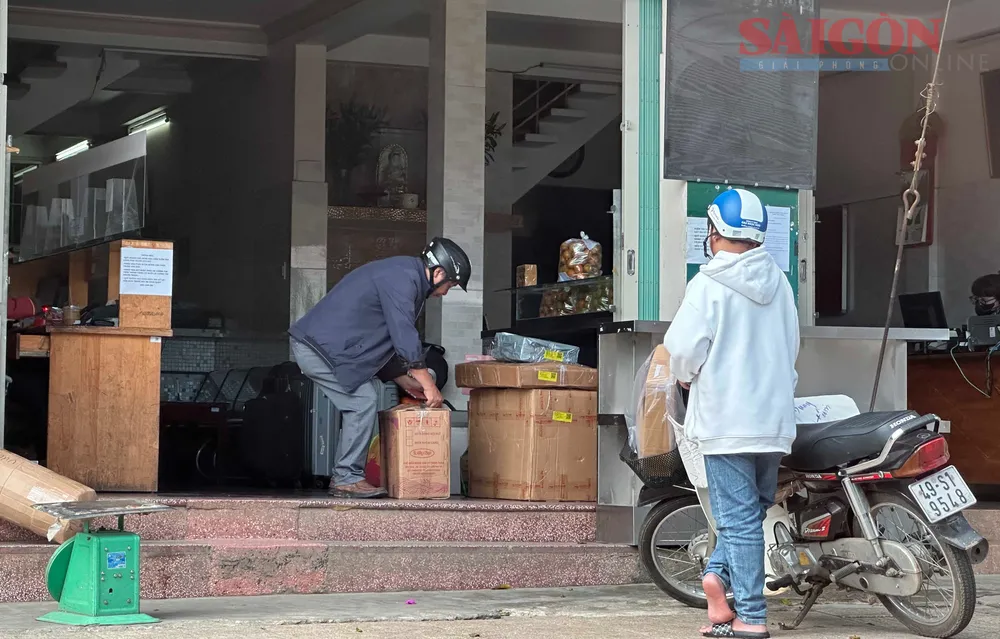 Người dân tiếp nhận hàng hóa tại điểm giao nhận trên đường Phan Bội Châu (phường 1, TP Đà Lạt) của Công ty TNHH Thành Bưởi, chiều 29-10. Ảnh: ĐOÀN KIÊN