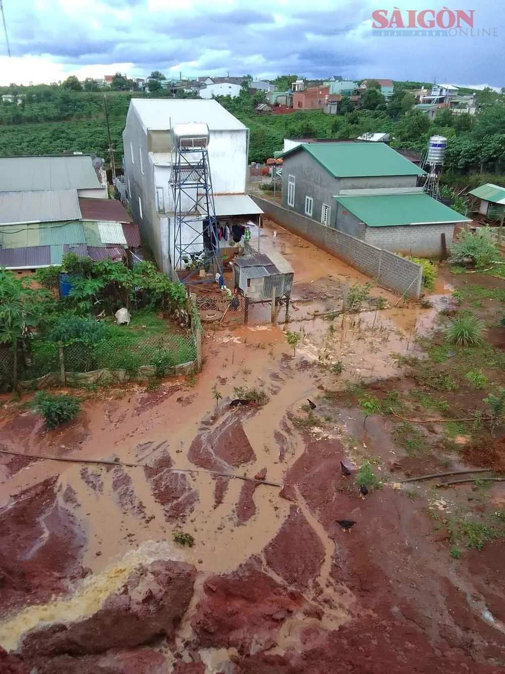 Trước đó, hoạt động khai thác quặng bô xít làm nước tràn xuống nhiều nhà dân tại xã Lộc Ngãi, huyện Bảo Lâm. Ảnh: CTV