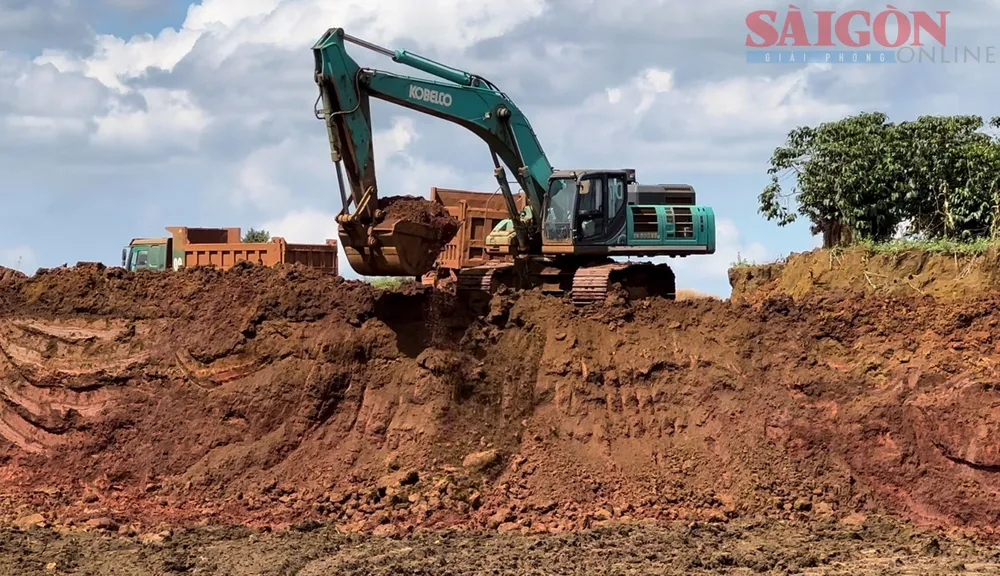 Hoạt động khai thác quặng bô xít tại thôn 7, xã Lộc Ngãi, huyện Bảo Lâm, tỉnh Lâm Đồng. Ảnh: ĐOÀN KIÊN