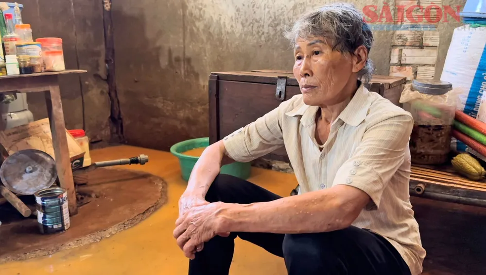 Cuộc sống của bà Phan Thị Nhuệ cùng nhiều hộ dân tại thôn 7, xã Lộc Ngãi bị đảo lộn sau khi nguồn nước bị ô nhiễm. Ảnh: ĐOÀN KIÊN