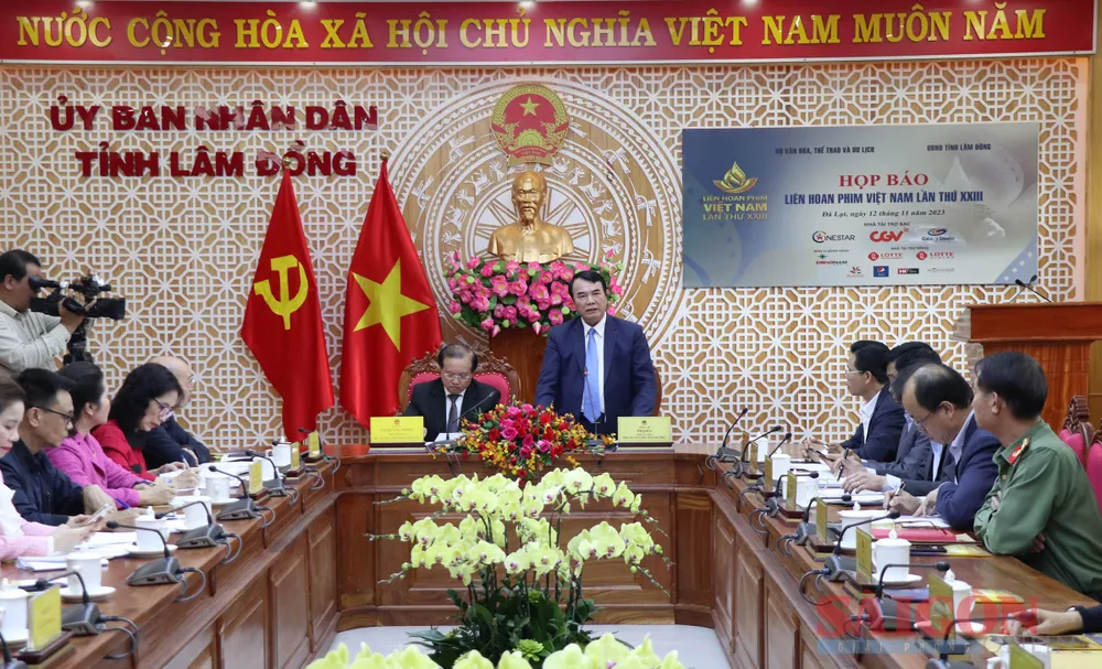 Phó Chủ tịch UBND tỉnh Lâm Đồng Phạm S thông tin tại buổi họp báo. Ảnh: ĐOÀN KIÊN