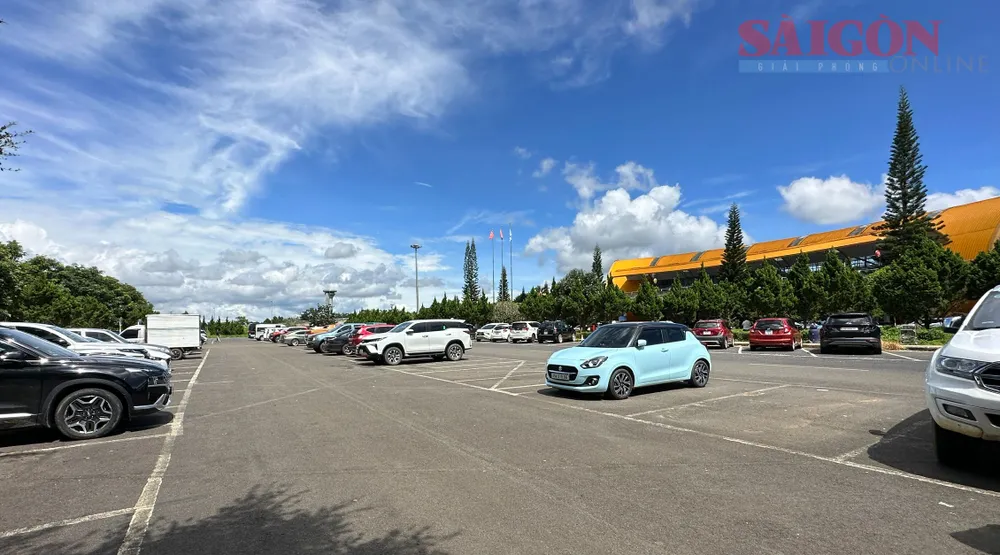 Một góc khu đậu xe tại sân bay Liên Khương. Ảnh: ĐOÀN KIÊN
