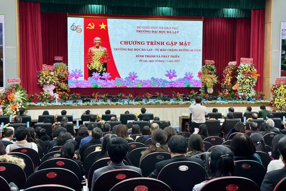 Nhiều thế hệ cán bộ, giảng viên, cựu sinh viên Trường Đại học Đà Lạt đã trở về ôn lại kỷ niệm trong buổi gặp mặt Nhiều thế hệ cán bộ, giảng viên, cựu sinh viên Trường Đại học Đà Lạt đã trở về ôn lại kỷ niệm trong buổi gặp mặt