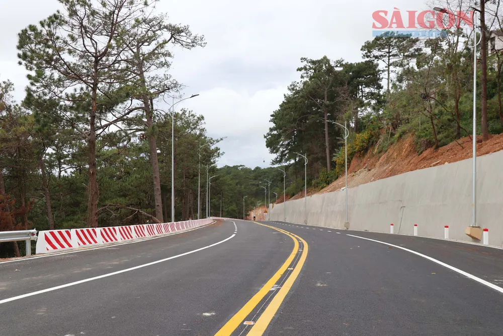 Trong tổng số 7,36km toàn tuyến, hiện 3km phía đầu trên của đèo Prenn đã hoàn thiện. Ảnh: ĐOÀN KIÊN Trong tổng số 7,36km toàn tuyến, hiện 3km phía đầu trên của đèo Prenn đã hoàn thiện. Ảnh: ĐOÀN KIÊN