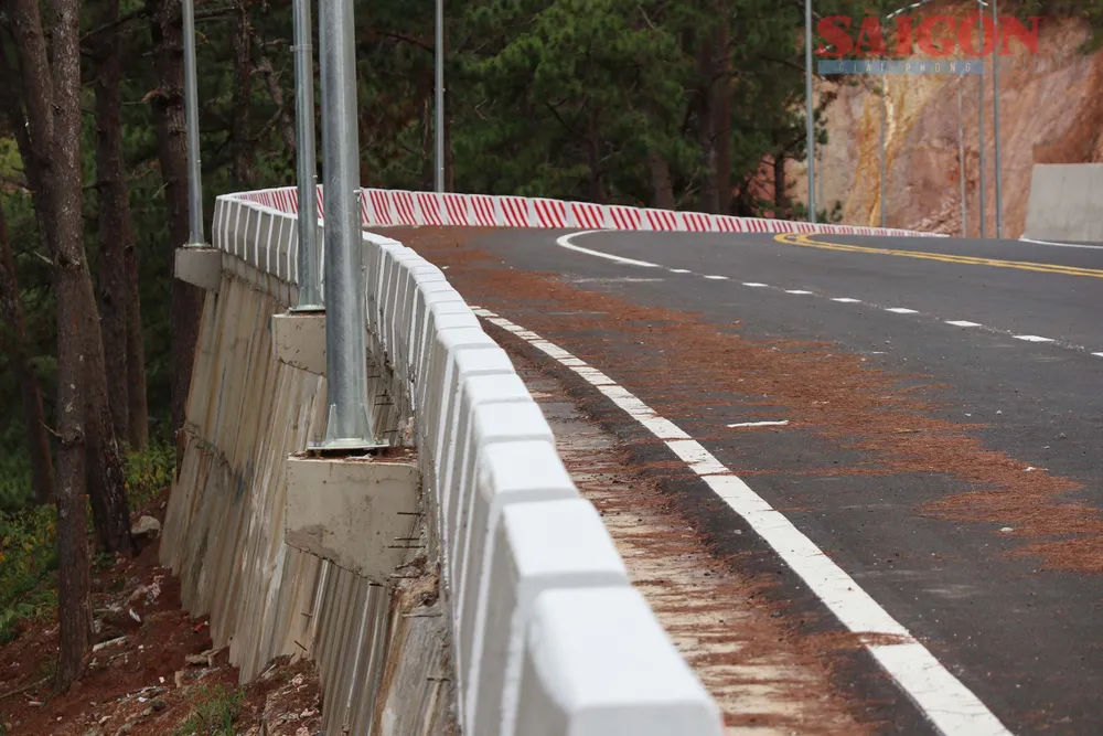 Các cột đèn chiếu sáng và hệ thống điện đã được lắp đặt. Ảnh: ĐOÀN KIÊN Các cột đèn chiếu sáng và hệ thống điện đã được lắp đặt. Ảnh: ĐOÀN KIÊN