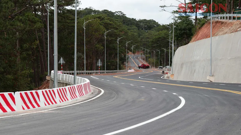 Ngày 10-2-2023, UBND tỉnh Lâm Đồng tổ chức khởi công dự án nâng cấp, mở rộng đèo Prenn – TP Đà Lạt, với tổng mức đầu tư 553 tỷ đồng. Đến nay, sau hơn 9 tháng thi công, dự án đã thực hiện được khoảng 90% tiến độ. Ảnh: ĐOÀN KIÊN Ngày 10-2-2023, UBND tỉnh Lâm Đồng tổ chức khởi công dự án nâng cấp, mở rộng đèo Prenn – TP Đà Lạt, với tổng mức đầu tư 553 tỷ đồng. Đến nay, sau hơn 9 tháng thi công, dự án đã thực hiện được khoảng 90% tiến độ. Ảnh: ĐOÀN KIÊN