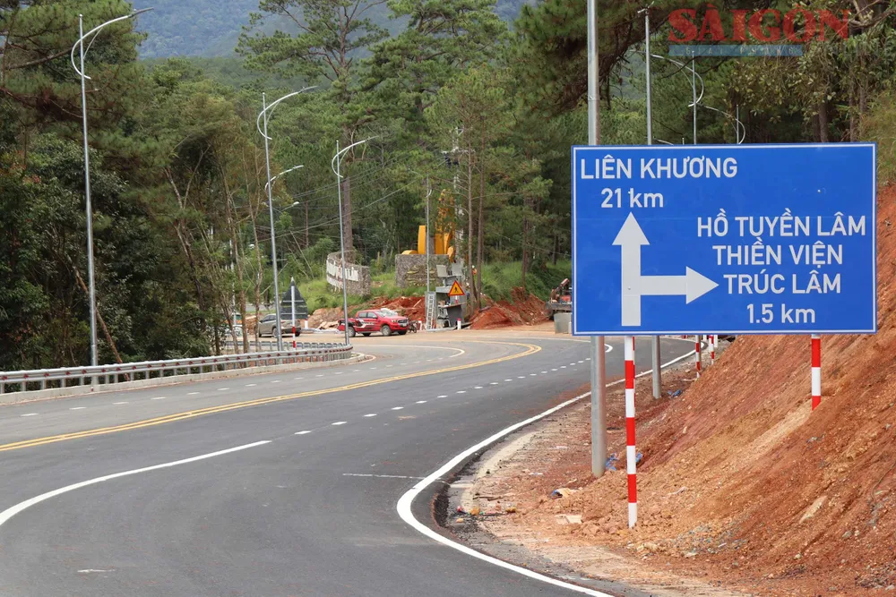 Các loại bảng chỉ dẫn cũng đã được lắp đặt. Ảnh: ĐOÀN KIÊN Các loại bảng chỉ dẫn cũng đã được lắp đặt. Ảnh: ĐOÀN KIÊN