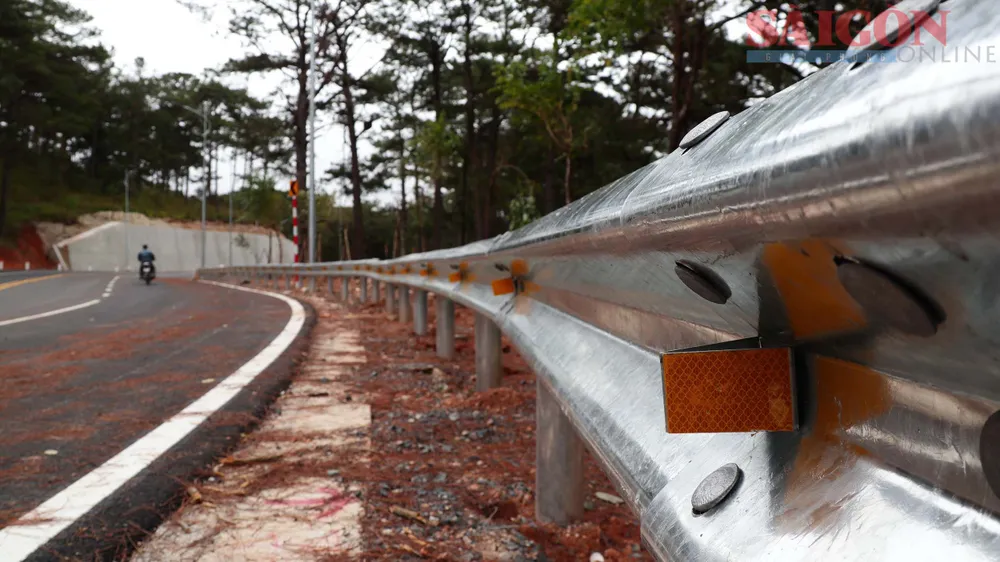 Tiêu phản quang được gắn trên hộ lan của tuyến đèo Prenn. Ảnh: ĐOÀN KIÊN Tiêu phản quang được gắn trên hộ lan của tuyến đèo Prenn. Ảnh: ĐOÀN KIÊN