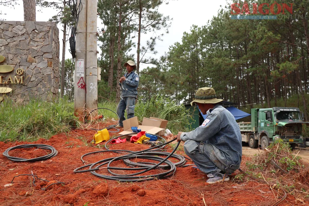 Công nhân đang đấu nối hệ thống điện chiếu sáng cho tuyến đèo. Theo Ban Quản lý dự án Giao thông tỉnh Lâm Đồng (chủ đầu tư), cuối tháng 11 sẽ có thể đóng điện tại đoạn đèo đã hoàn thành. Ảnh: ĐOÀN KIÊN Công nhân đang đấu nối hệ thống điện chiếu sáng cho tuyến đèo. Theo Ban Quản lý dự án Giao thông tỉnh Lâm Đồng (chủ đầu tư), cuối tháng 11 sẽ có thể đóng điện tại đoạn đèo đã hoàn thành. Ảnh: ĐOÀN KIÊN