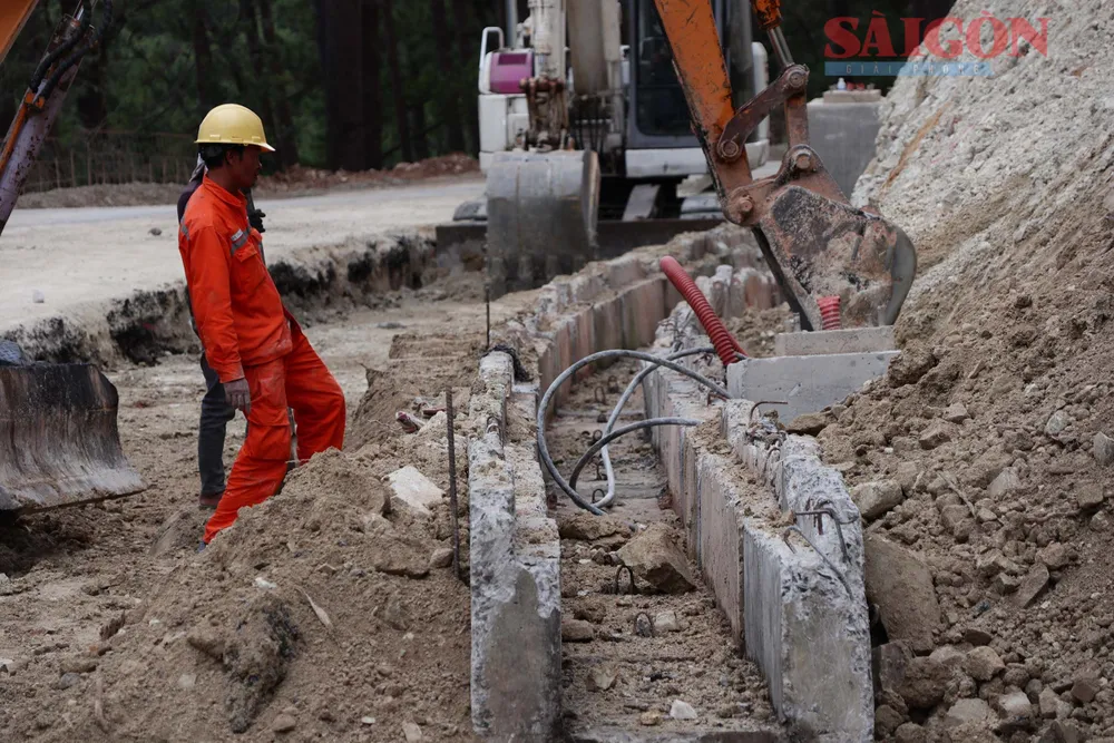 Công nhân thi công phần mương thoát nước và ngầm hóa đường điện trên đèo Prenn. Ảnh: ĐOÀN KIÊN Công nhân thi công phần mương thoát nước và ngầm hóa đường điện trên đèo Prenn. Ảnh: ĐOÀN KIÊN