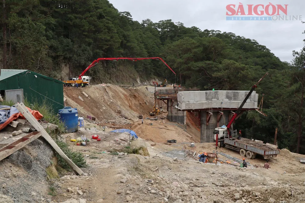 Hàng chục công nhân đang tập trung phương tiện để thi công trụ cầu cạn tại Km225+800 với bề rộng 15,5m, chiều dài 120m với 3 nhịp. Ảnh: ĐOÀN KIÊN Hàng chục công nhân đang tập trung phương tiện để thi công trụ cầu cạn tại Km225+800 với bề rộng 15,5m, chiều dài 120m với 3 nhịp. Ảnh: ĐOÀN KIÊN