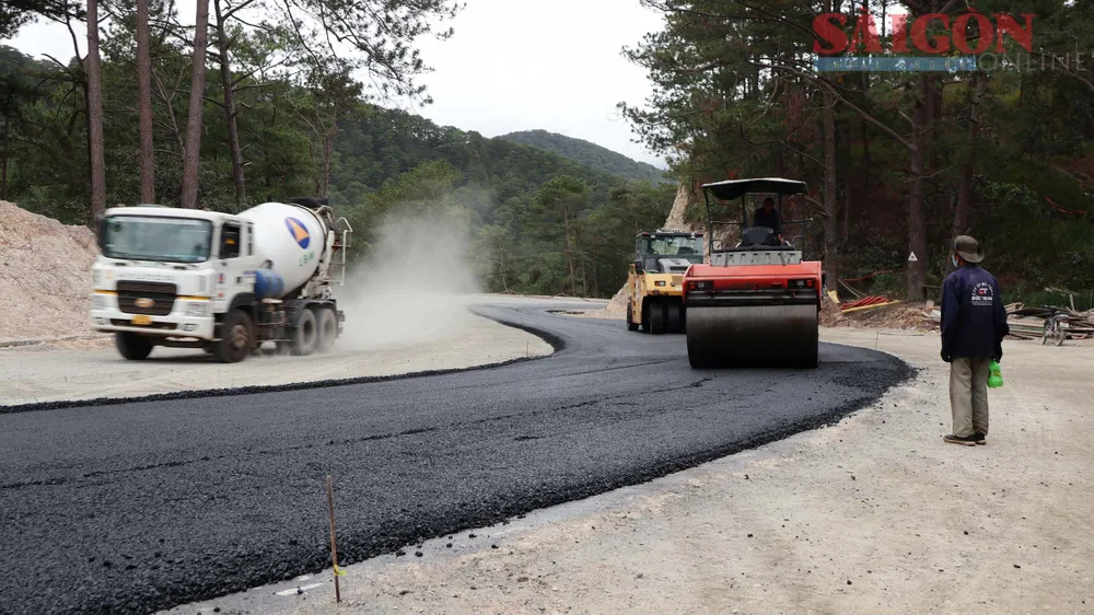 Từ dưới chân đèo Prenn ngược lên trên, các nhóm công nhân tiến hành thảm nhựa được khoảng 1km, sau khi hoàn thành phần nền đường. Ảnh: ĐOÀN KIÊN Từ dưới chân đèo Prenn ngược lên trên, các nhóm công nhân tiến hành thảm nhựa được khoảng 1km, sau khi hoàn thành phần nền đường. Ảnh: ĐOÀN KIÊN