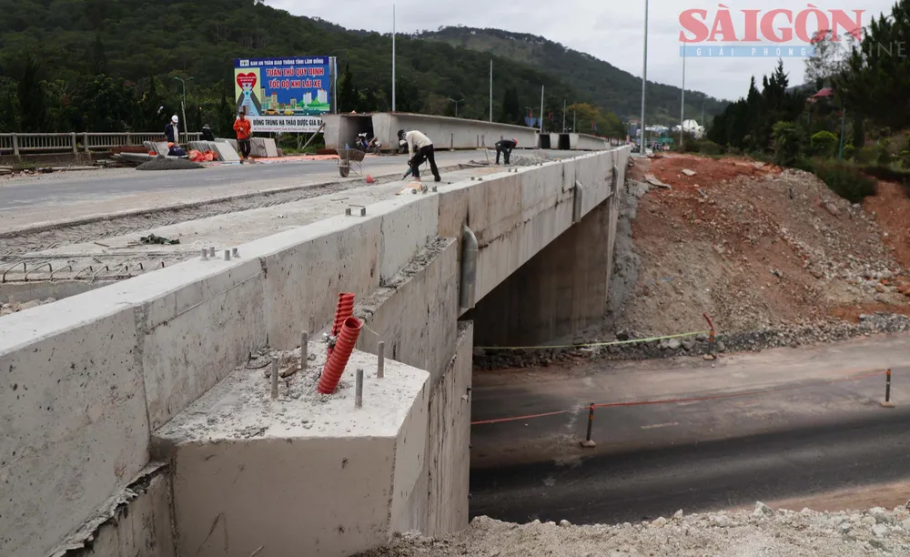 Đoạn cuối tuyến cũng đã hoàn tất mở rộng cầu hiện hữu. Ảnh: ĐOÀN KIÊN Đoạn cuối tuyến cũng đã hoàn tất mở rộng cầu hiện hữu. Ảnh: ĐOÀN KIÊN