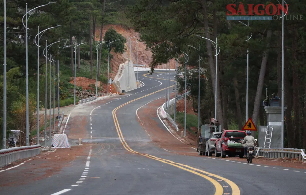 Mới đây, ông Ngô Văn Ninh, Chánh Văn phòng UBND tỉnh Lâm Đồng, cho biết dự kiến sẽ thông toàn tuyến đèo Prenn trước ngày 28-12. Ảnh: ĐOÀN KIÊN Mới đây, ông Ngô Văn Ninh, Chánh Văn phòng UBND tỉnh Lâm Đồng, cho biết dự kiến sẽ thông toàn tuyến đèo Prenn trước ngày 28-12. Ảnh: ĐOÀN KIÊN