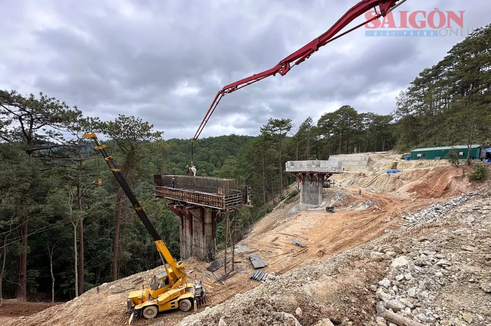 Theo đại diện đơn vị thi công, nếu thời tiết thuận lợi thì ít ngày tới sẽ tiến hành lắp đặt dầm cầu. Ảnh: ĐOÀN KIÊN Theo đại diện đơn vị thi công, nếu thời tiết thuận lợi thì ít ngày tới sẽ tiến hành lắp đặt dầm cầu. Ảnh: ĐOÀN KIÊN