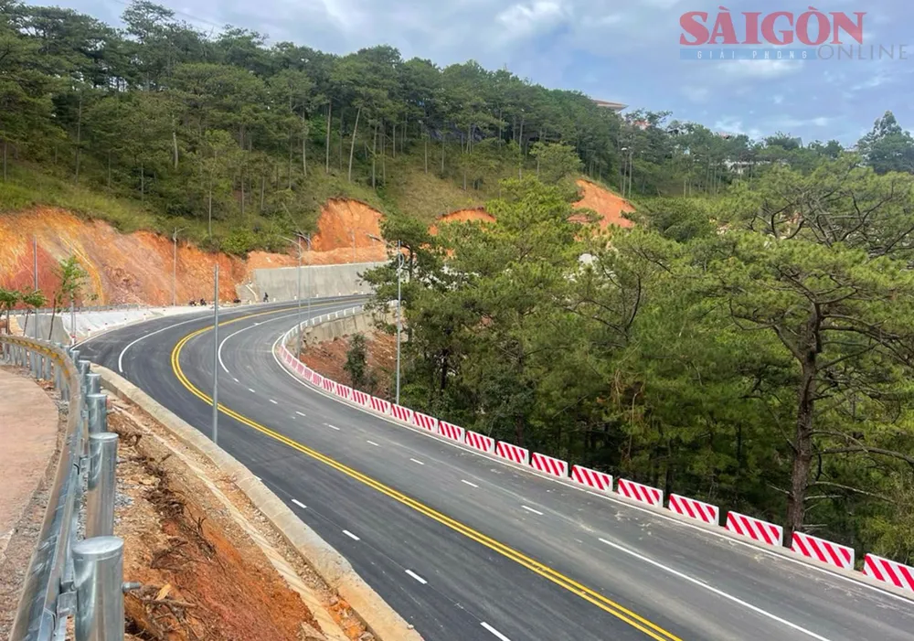 Nền đường sau nâng cấp rộng 15,5m. Ảnh: ĐOÀN KIÊN Nền đường sau nâng cấp rộng 15,5m. Ảnh: ĐOÀN KIÊN