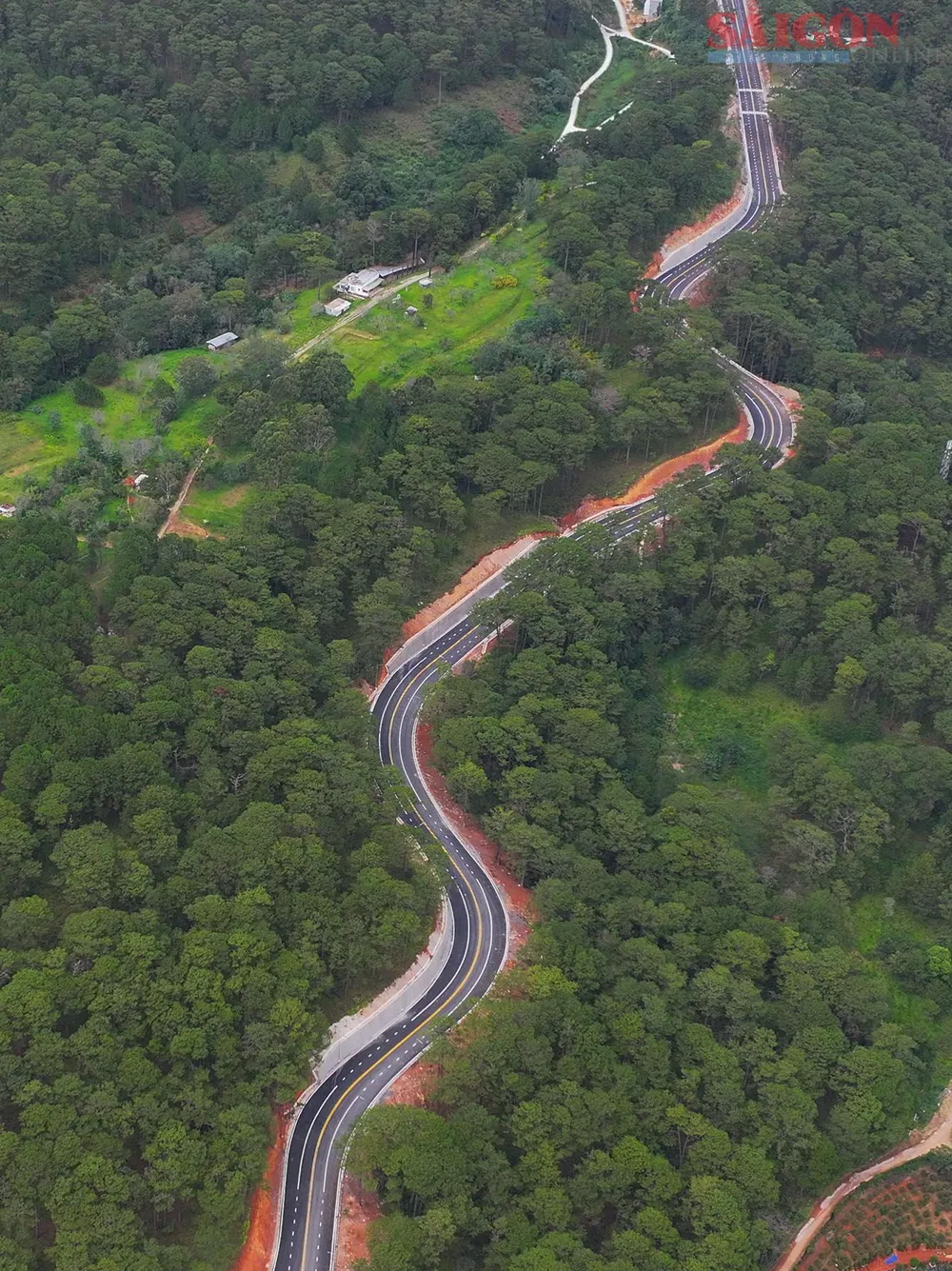 Tuyến đèo sau nâng cấp đã nắn một số đoạn để giảm độ uốn lượn giúp phương tiện lưu thông an toàn. Ảnh: ĐB Tuyến đèo sau nâng cấp đã nắn một số đoạn để giảm độ uốn lượn giúp phương tiện lưu thông an toàn. Ảnh: ĐB