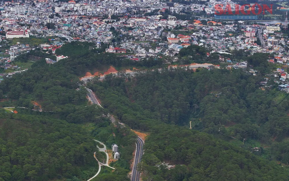Phía trên của đèo cơ bản hoàn thành, sẵn sàng đấu nối vào trung tâm TP Đà Lạt. Ảnh: ĐB Phía trên của đèo cơ bản hoàn thành, sẵn sàng đấu nối vào trung tâm TP Đà Lạt. Ảnh: ĐB