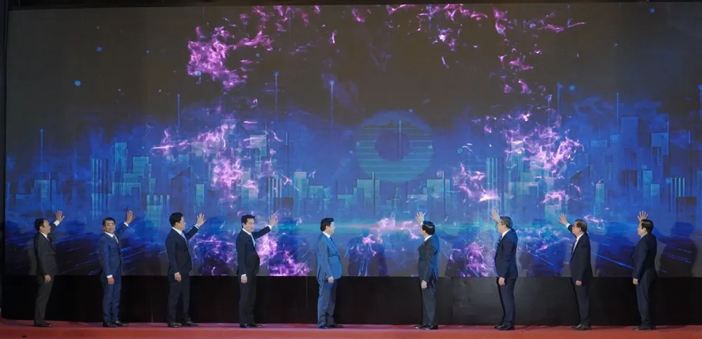 Các đại biểu bấm nút công bố quy hoạch chung đồ án đô thị mới Cam Lâm, tỉnh Khánh Hòa