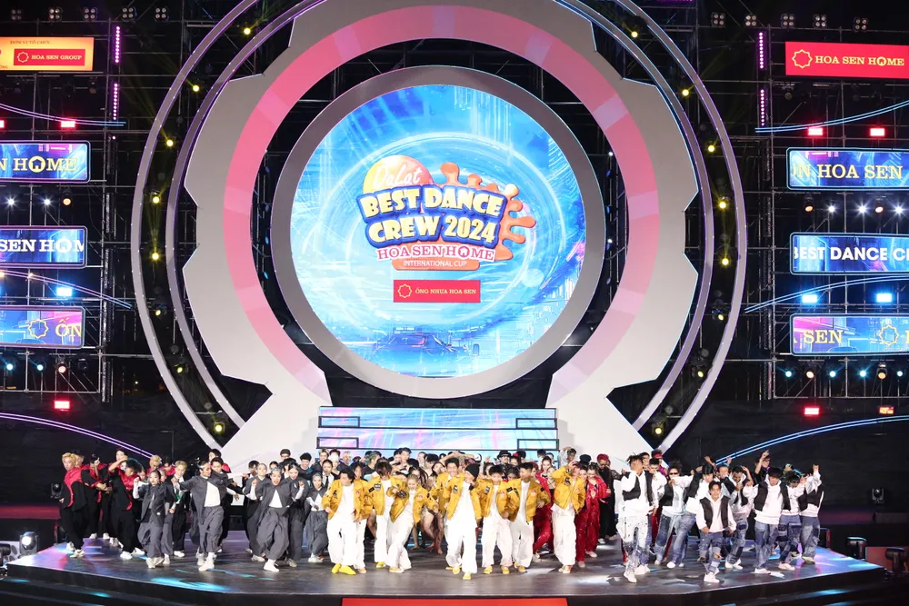 12 nhóm nhảy Bảng quốc tế chào đầu.JPG