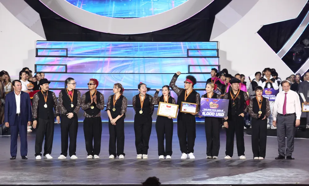 Quán quân PLANET LOCK.JPG