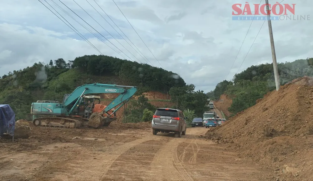 Đất tràn xuống đường gặp trời mưa khiến các phương tiện lưu thông trên tuyến  Quốc lộ 28B gặp khó khăn, nguy hiểm. Ảnh NGUYỄN TIẾN.jpg