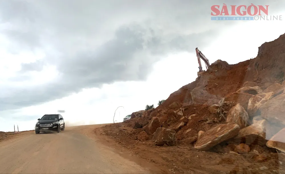 Đơn vị thi công dự án nâng cấp, cải tạo Quốc lộ 28B không che chắn khiến nguy cơ mất an toàn. Ảnh NGUYỄN TIẾN.jpg