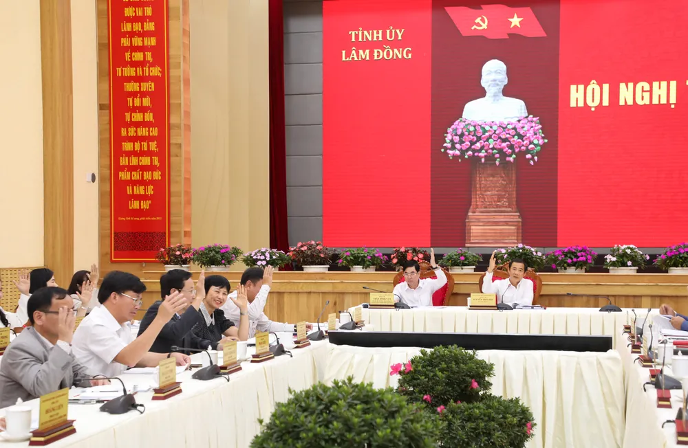 bieu quyet Tinh uy.jpeg