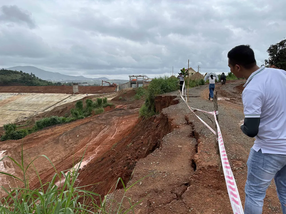 Ảnh 2 -Đường vào khu sản xuất của hàng chục hộ dân bị sạt lở ngày càng lớn.JPG