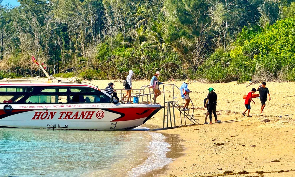 Du khách tham quan Hòn Tranh thuộc đảo Phú Quý (tỉnh Bình Thuận). Ảnh NGUYỄN TIẾN.jpg