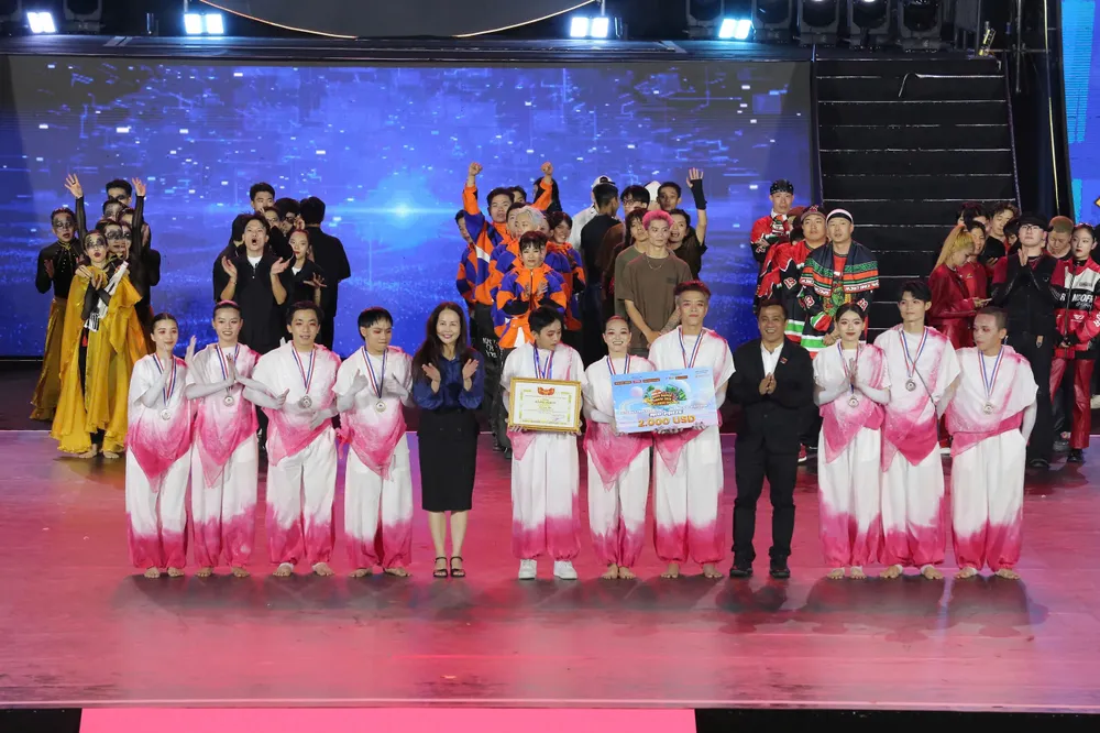 LYRICÍST - giải BA Showcase (1).jpg