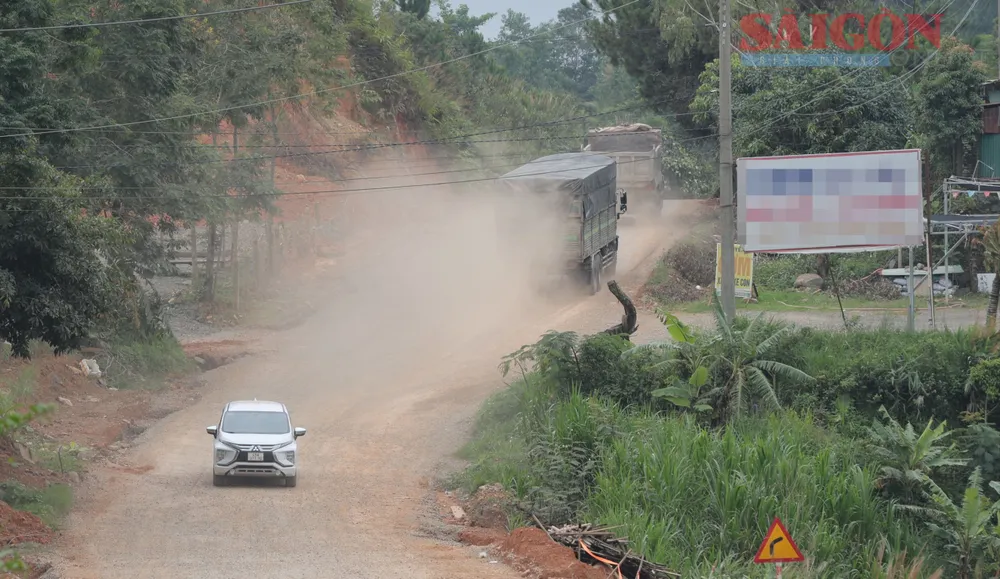 Cầu cạn trên quốc lộ 28B đoạn qua đèo Đại Ninh, tỉnh Lâm Đồng đang được thi công, theo kế hoạch đoạn đường này sẽ phải hoàn thành trong tháng 10-2025. Ảnh: ĐOÀN KIÊN