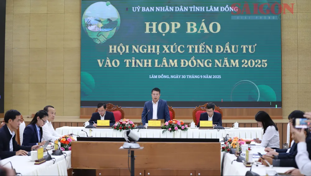 Ông Nguyễn Ngọc Phúc, Phó Chủ tịch UBND tỉnh Lâm Đồng giải đáp một số thông tin liên quan đến hội nghị xúc tiến đầu tư vào Lâm Đồng. Ảnh: ĐOÀN KIÊN