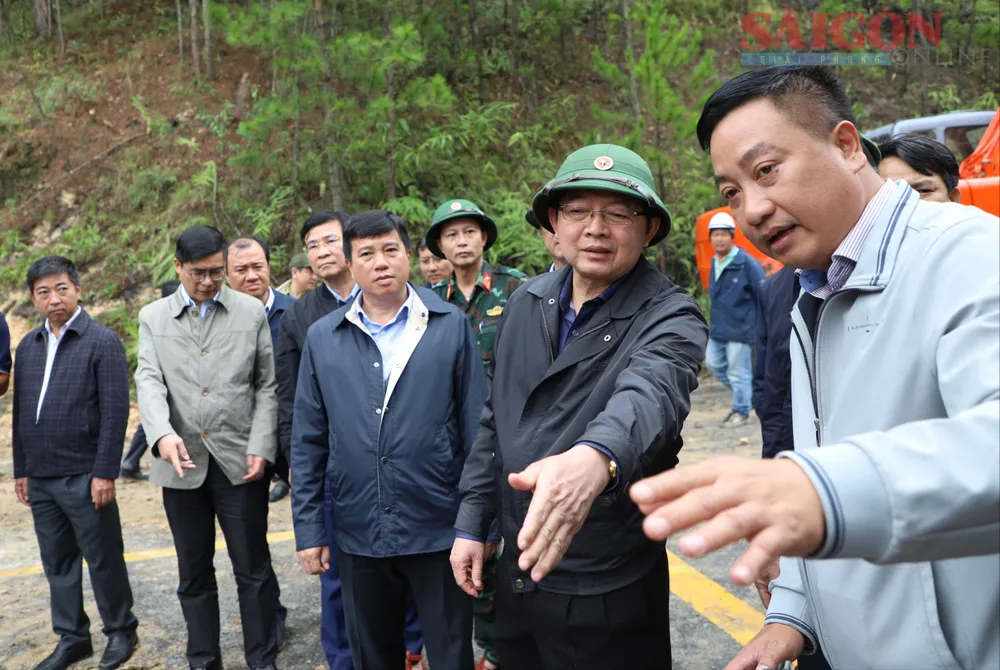 Phó Thủ tướng Hồ Quốc Dũng kiểm tra tại khu vực sạt lở trên đèo Mimosa, tỉnh Lâm Đồng, trưa 21-11. Ảnh: ĐOÀN KIÊN