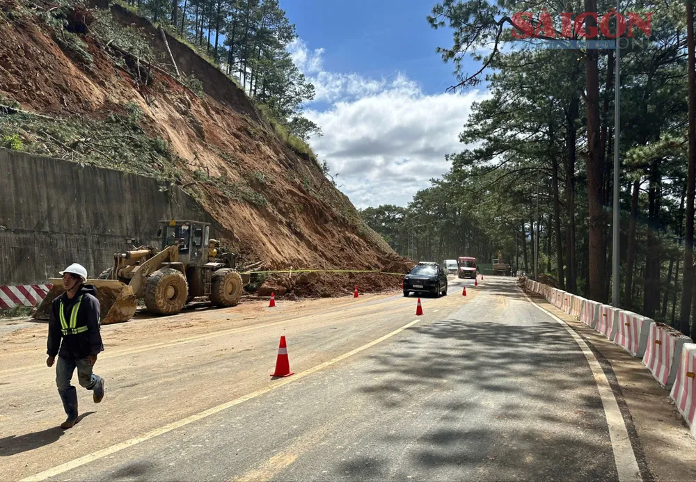 Các phương tiện đã được lưu thông tạm thời qua đèo Prenn trưa 5-12. Ảnh: ĐOÀN KIÊN